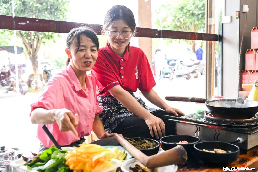 全网追的“扁担女孩”，找了一份暑假工，时薪12元 - 保山生活资讯 - 保山28生活网 bs.28life.com