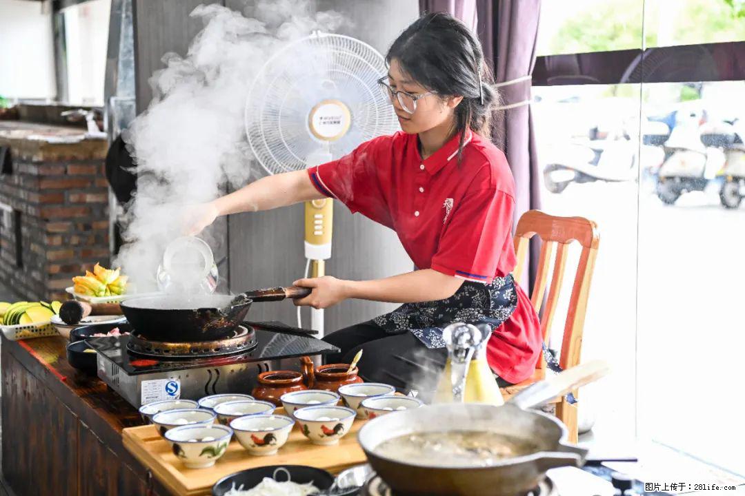 全网追的“扁担女孩”，找了一份暑假工，时薪12元 - 保山生活资讯 - 保山28生活网 bs.28life.com